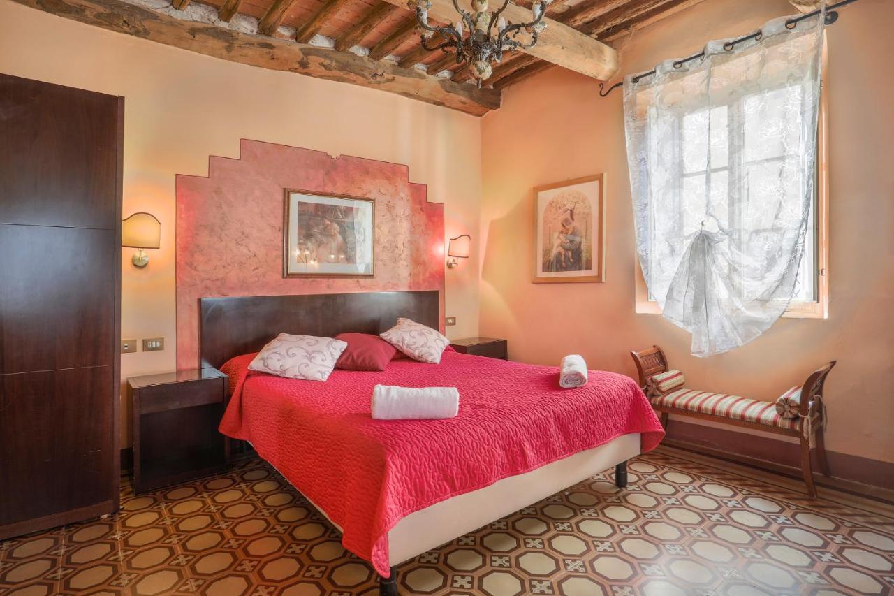 Antica Residenza Santa Chiara -City Center Лукка Екстер'єр фото