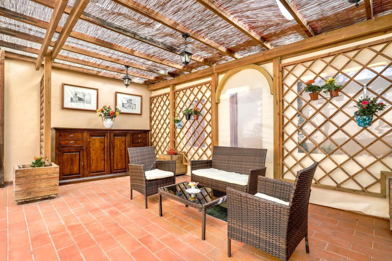 Antica Residenza Santa Chiara -City Center Лукка Екстер'єр фото