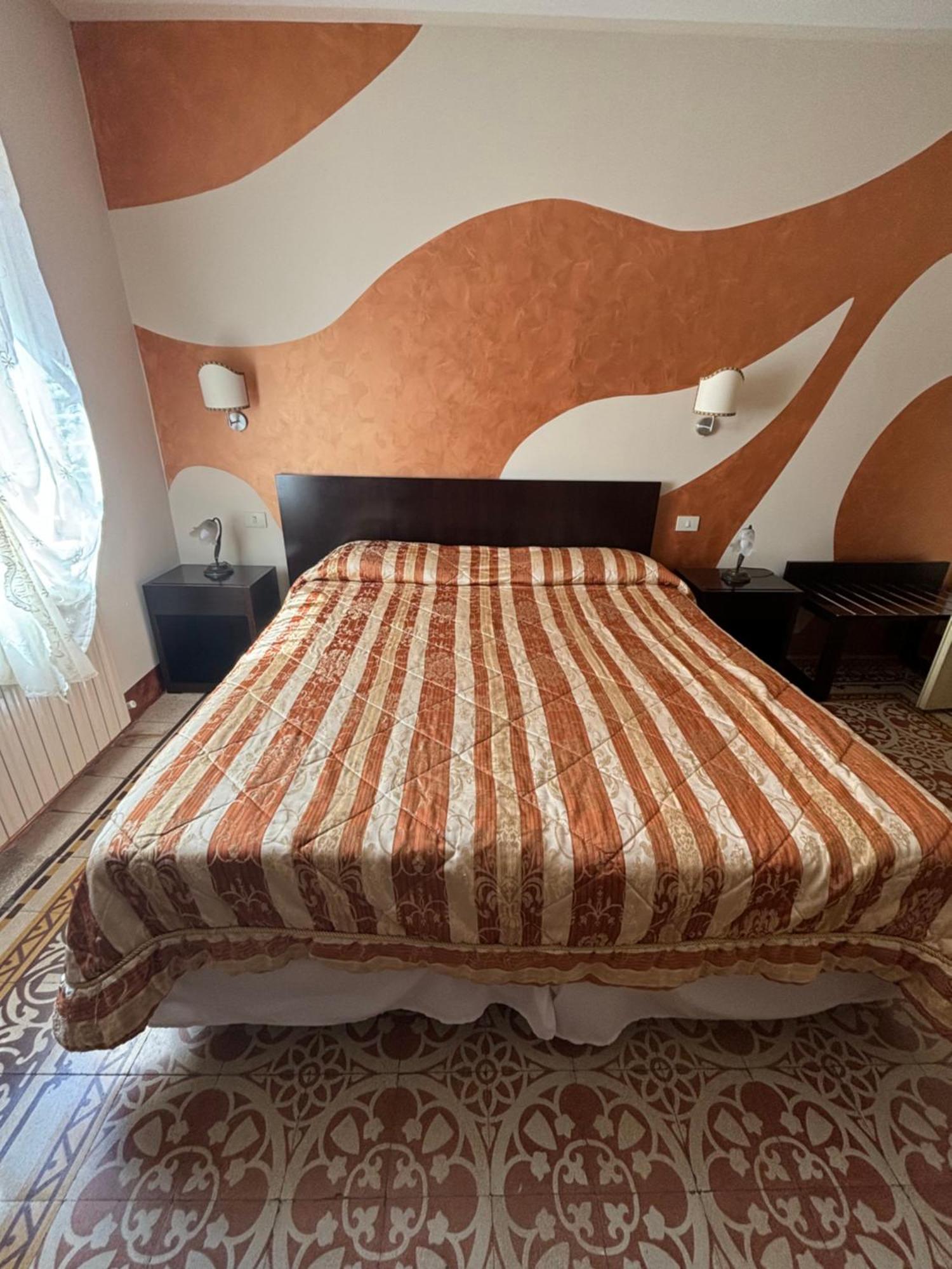 Antica Residenza Santa Chiara -City Center Лукка Екстер'єр фото