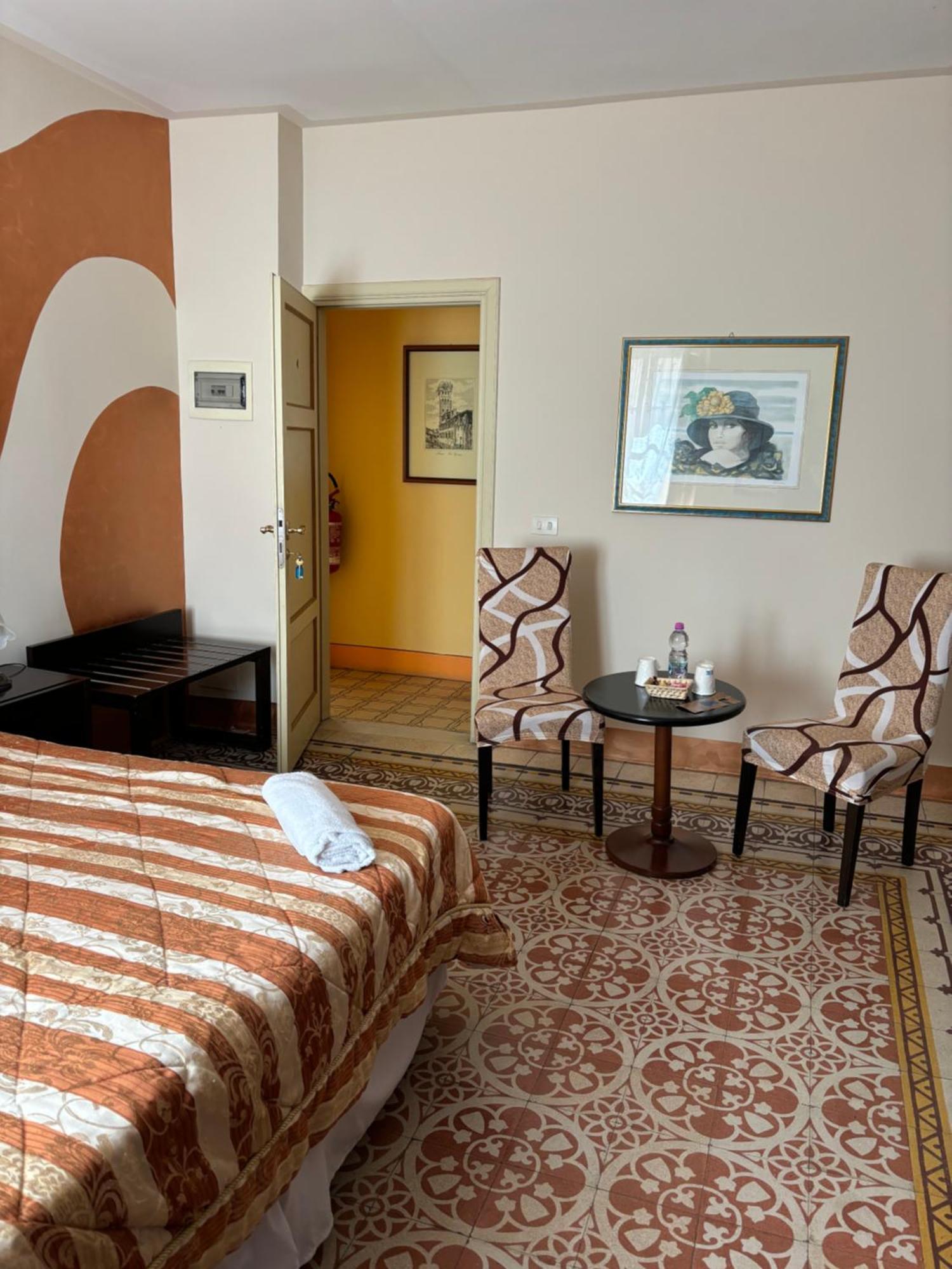 Antica Residenza Santa Chiara -City Center Лукка Екстер'єр фото