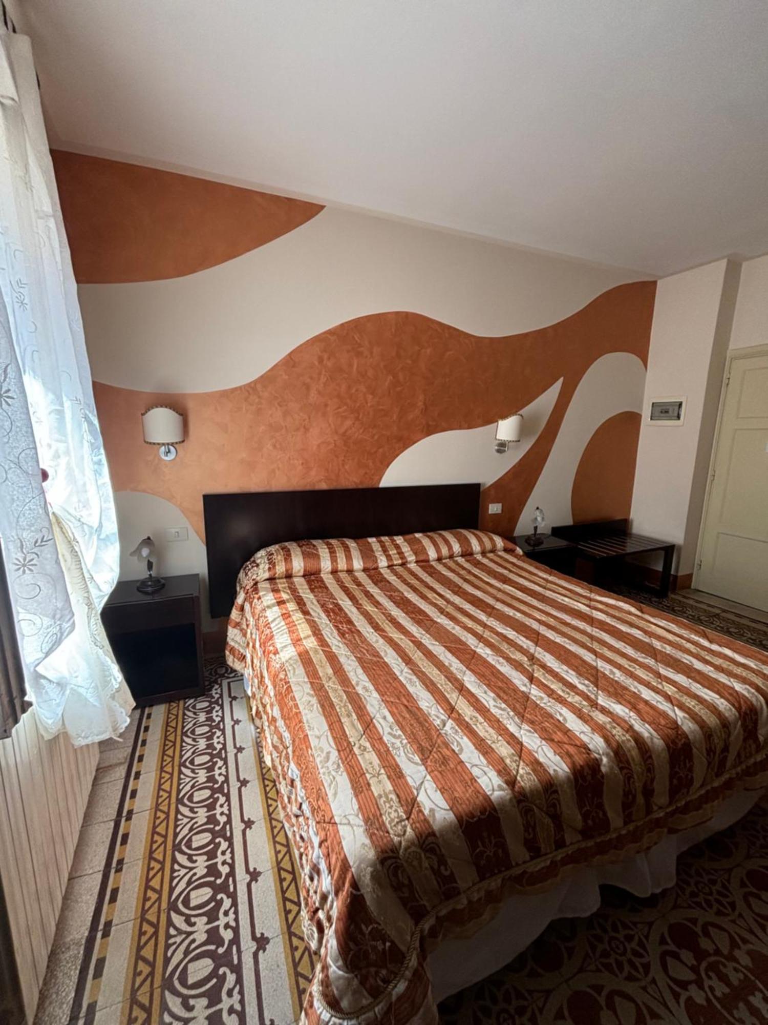 Antica Residenza Santa Chiara -City Center Лукка Екстер'єр фото