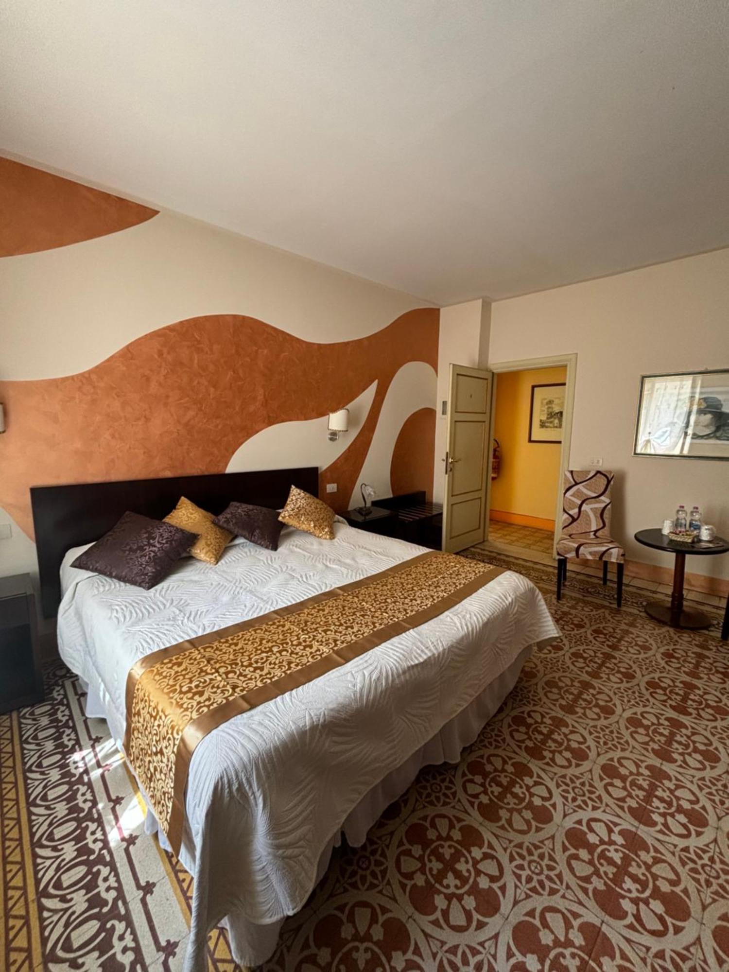 Antica Residenza Santa Chiara -City Center Лукка Екстер'єр фото