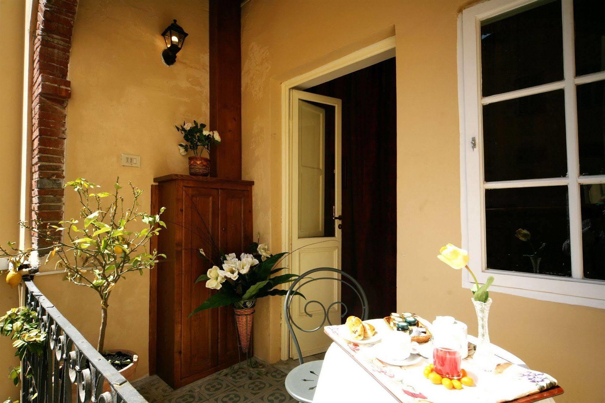 Antica Residenza Santa Chiara -City Center Лукка Екстер'єр фото